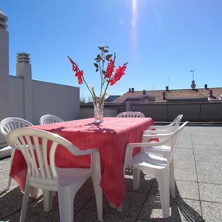 Colorful Attic With Large Terrace - Beahost Apartman Bibione Kültér fotó
