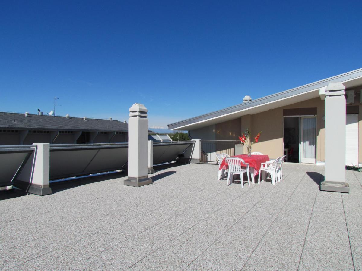 Colorful Attic With Large Terrace - Beahost Apartman Bibione Kültér fotó